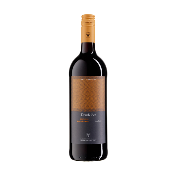 Eine ein Liter Flasche Rotwein Dornfelder trocken ausgebaut