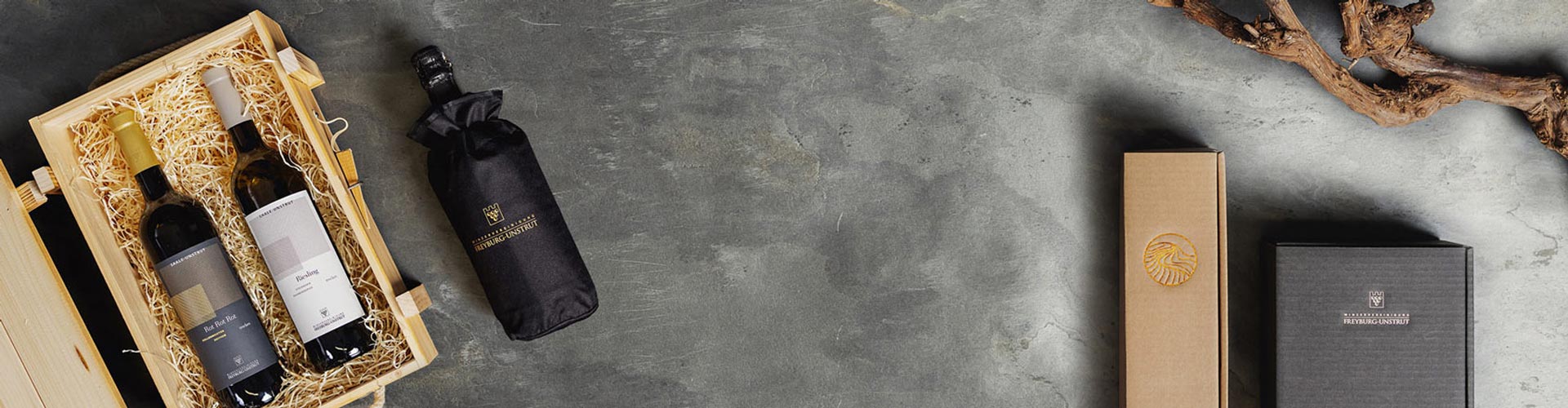 Stillleben mit exklusiven Weinen schön dekoriert in einer Holzkiste